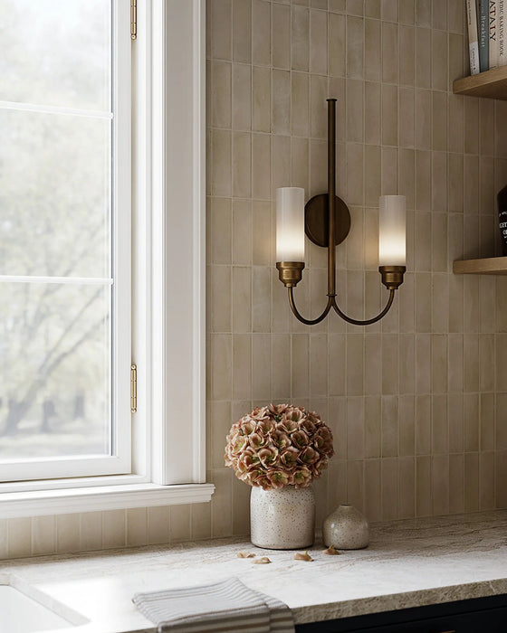 Küche mit Atlas Canvas Moroccan Mini Brick 5 × 15 cm matten Wandfliesen, vertikal verlegt, in sanften neutralen Farbtönen mit dezenter handwerklicher Optik, kombiniert mit dunklen Schränken und einem warmen, modernen Ambiente.