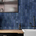 Küchenrückwand mit Zellige Königliches Blau Ziegel Fliesen im marokkanischen Stil im Format 6,5 × 20 cm, vertikal verlegt. Die glänzende königsblaue Oberfläche verleiht dem Bereich hinter Spüle und Arbeitsplatte Tiefe, Struktur und eine intensive Farbwirkung.