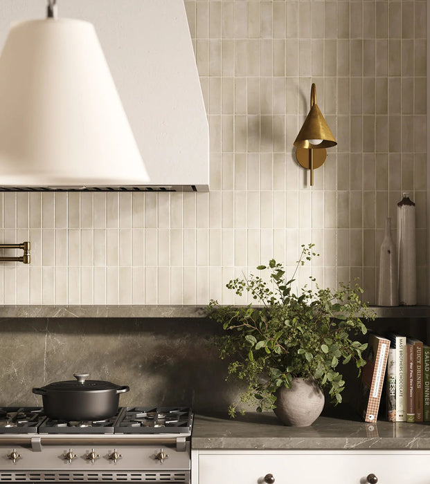 Küchenumgebung mit Benomar Canvas Mini-Ziegelfliesen im marokkanischen Stil im Format 5 × 15 cm mit matter Oberfläche. Vertikal verlegt sorgen die schlanken Proportionen für eine dezente Höhenwirkung und betonen die handwerkliche, strukturierte Optik der Wand.