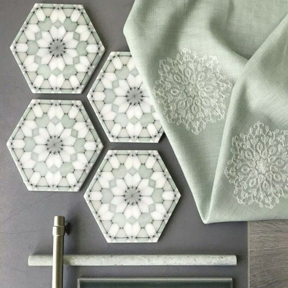 Badezimmerdetail mit Medina Soft Grün Feinsteinzeug-Hexagonfliesen im marokkanischen Stil im Format 18,7 × 21,6 cm. Das dezente geometrische Muster in gedämpften Grün- und Weißtönen wird mit Armaturen in Messingoptik und neutralen Accessoires kombiniert.