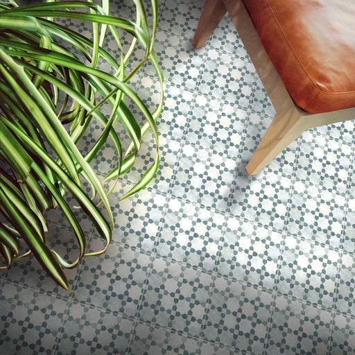 Bodenfläche mit Berber Mequinez Grün Feinsteinzeugfliesen im marokkanischen Stil im Format 15 × 15 cm. Das geometrische Muster in Grüntönen sorgt für eine natürliche, dekorative Optik.