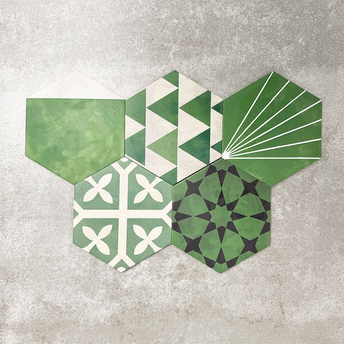 Fayrouz Verde Hexagon Patchwork Feinsteinzeugfliesen im marokkanischen Stil im Hexagonformat 18,7 × 21,6 cm, gezeigt als abgestimmter Patchwork-Mix aus geometrischen, sternförmigen und Zickzack-Mustern. Die Anordnung in verschiedenen Grün-, Salbei-, Mint- und Anthrazittönen hebt die Farbvielfalt und die abwechslungsreiche Musterstruktur dekorativ hervor.