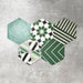 Fayrouz Verde Hexagon Patchwork Feinsteinzeugfliesen im marokkanischen Stil im Hexagonformat 18,7 × 21,6 cm, gezeigt als abgestimmter Patchwork-Mix aus geometrischen, sternförmigen und Zickzack-Mustern. Die Anordnung in verschiedenen Grün-, Salbei-, Mint- und Anthrazittönen hebt die Farbvielfalt und die abwechslungsreiche Musterstruktur dekorativ hervor.