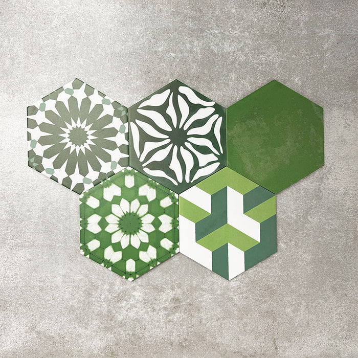 Fayrouz Verde Hexagon Patchwork Feinsteinzeugfliesen im marokkanischen Stil im Hexagonformat 18,7 × 21,6 cm, gezeigt als abgestimmter Patchwork-Mix aus geometrischen, sternförmigen und Zickzack-Mustern. Die Anordnung in verschiedenen Grün-, Salbei-, Mint- und Anthrazittönen hebt die Farbvielfalt und die abwechslungsreiche Musterstruktur dekorativ hervor.