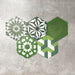Fayrouz Verde Hexagon Patchwork Feinsteinzeugfliesen im marokkanischen Stil im Hexagonformat 18,7 × 21,6 cm, gezeigt als abgestimmter Patchwork-Mix aus geometrischen, sternförmigen und Zickzack-Mustern. Die Anordnung in verschiedenen Grün-, Salbei-, Mint- und Anthrazittönen hebt die Farbvielfalt und die abwechslungsreiche Musterstruktur dekorativ hervor.