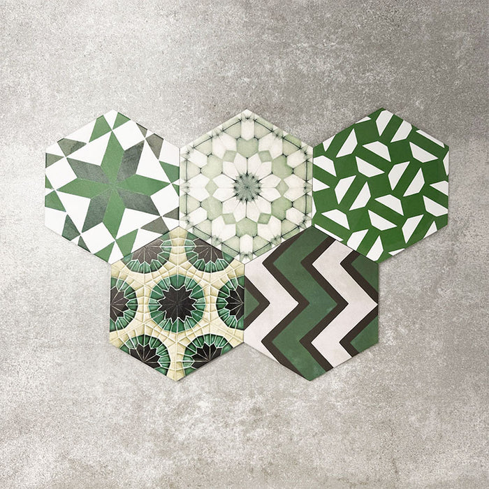 Fayrouz Verde Hexagon Patchwork Feinsteinzeugfliesen im marokkanischen Stil im Hexagonformat 18,7 × 21,6 cm, gezeigt als abgestimmter Patchwork-Mix aus geometrischen, sternförmigen und Zickzack-Mustern. Die Anordnung in verschiedenen Grün-, Salbei-, Mint- und Anthrazittönen hebt die Farbvielfalt und die abwechslungsreiche Musterstruktur dekorativ hervor.