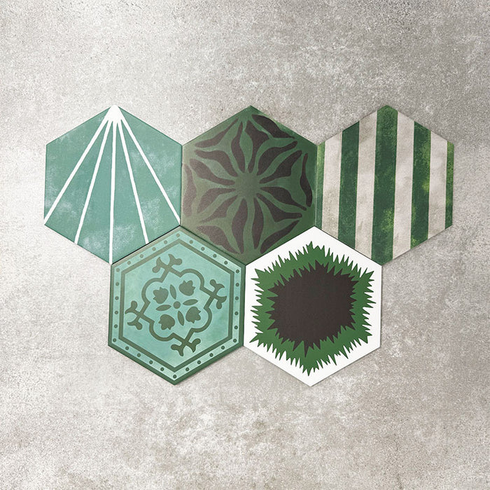 Fayrouz Verde Hexagon Patchwork Feinsteinzeugfliesen im marokkanischen Stil im Hexagonformat 18,7 × 21,6 cm, gezeigt als abgestimmter Patchwork-Mix aus geometrischen, sternförmigen und Zickzack-Mustern. Die Anordnung in verschiedenen Grün-, Salbei-, Mint- und Anthrazittönen hebt die Farbvielfalt und die abwechslungsreiche Musterstruktur dekorativ hervor.