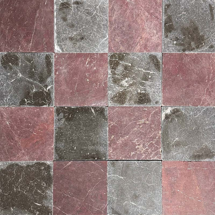 Schachbrettmuster mit Fayrouz Bordeaux 15,2 × 15,2 cm Naturmarmorfliesen mit getrommelter Oberfläche, kombiniert mit dunkelgrauen Marmorfliesen, für ein markantes, tonales Raster mit ausdrucksstarker Variation und strukturierter Oberfläche.