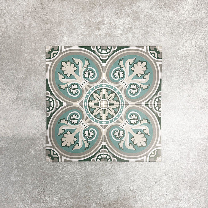 Vier Berlin Mitte Feinsteinzeugfliesen im Format 20 × 20 cm im viktorianisch-marokkanisch inspirierten Stil, gemeinsam arrangiert zur Darstellung des wiederkehrenden floralen und geometrischen Musters in Grün-, Salbei- und Cremetönen, inspiriert von klassischen dekorativen Bodenfliesen.
