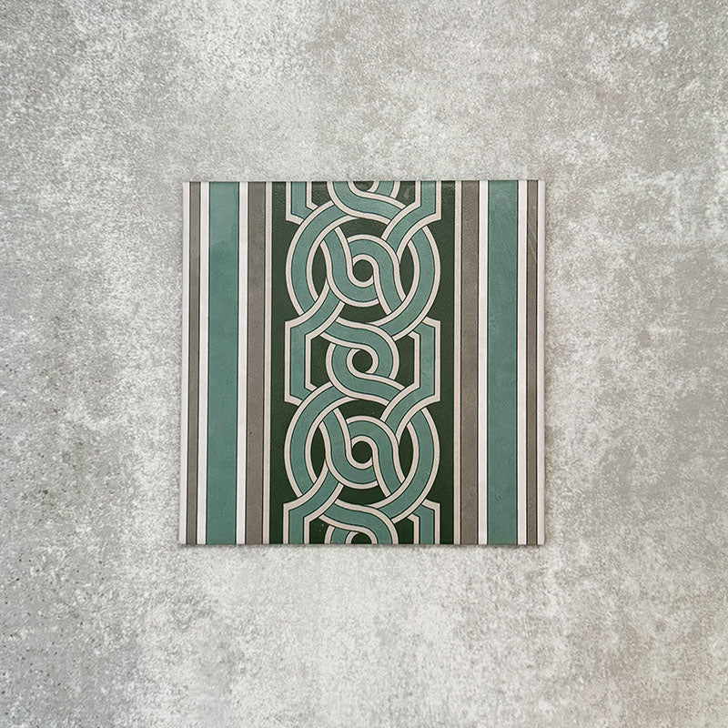 Berlin Mitte Seitenfliese / Bordüre im Format 20 × 20 cm im viktorianisch-marokkanisch inspirierten Stil aus Feinsteinzeug. Mit ineinandergreifendem, geometrischem Bordürendesign in Salbeigrün, Dunkelgrün und sanften Grautönen, entwickelt zur Einfassung von Berlin Mitte Musterfliesen in klassischen, viktorianisch inspirierten Bodenverlegungen.