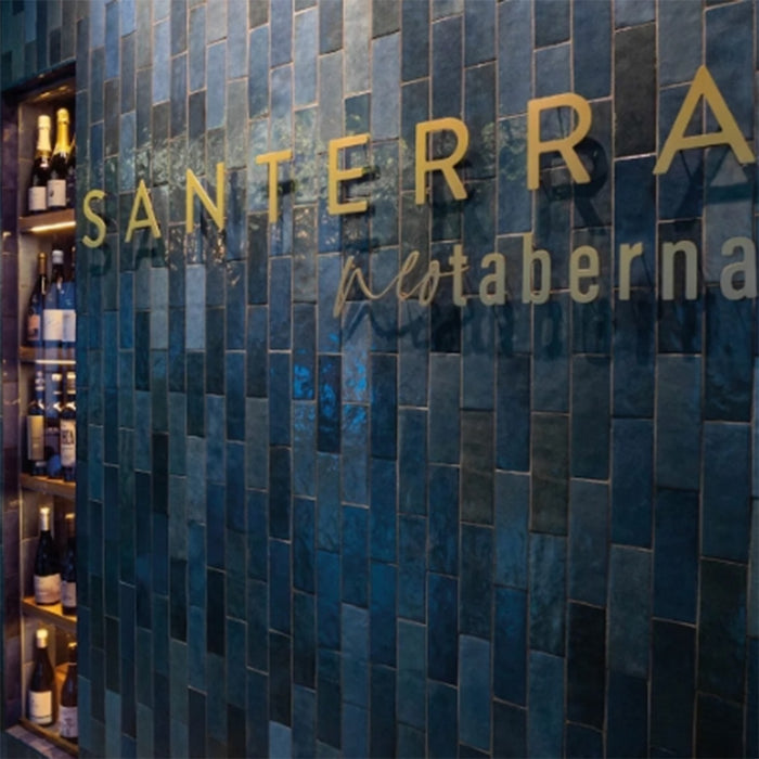 Akzentwand im Restaurant mit Zellige Königliches Blau Ziegel Fliesen im marokkanischen Stil im Format 6,5 × 20 cm. Die glänzende königsblaue Glasur und die natürliche Farbvariation schaffen einen ausdrucksstarken, atmosphärischen Hintergrund.