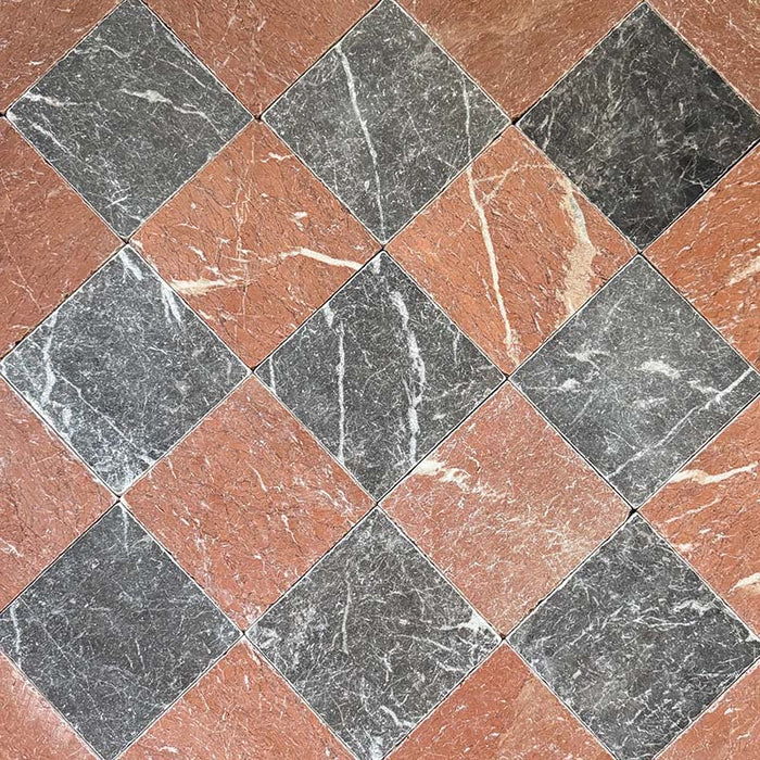 Schachbrettmuster mit Fayrouz Rosso 15,2 × 15,2 cm Naturmarmorfliesen mit getrommelter Oberfläche, kombiniert mit schwarzen Marmorfliesen, diagonal verlegt für einen markanten, kontrastreichen Boden mit ausdrucksstarker natürlicher Maserung.