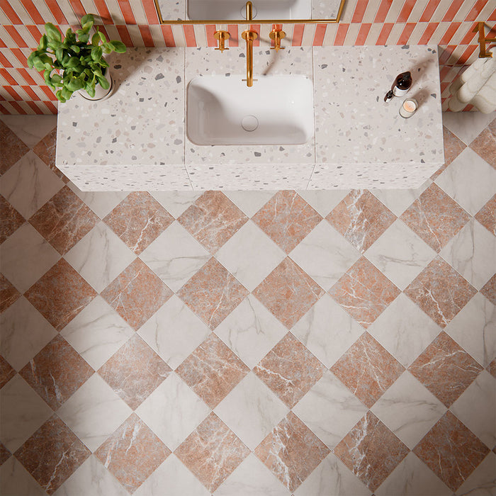 Badezimmer mit Vitoria Classic Red and White 30 × 30 cm Marmoroptik-Fliesen im Schachbrettmuster, kombiniert mit vertikal gestreiften Wandfliesen und warmen Messingarmaturen für ein markantes, designorientiertes Gesamtbild.