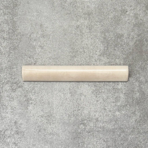 Zellige Beige Bullnose-Keramikfliese im marokkanischen Stil in warmem Beigeton, ordentlich als Flatlay dargestellt.