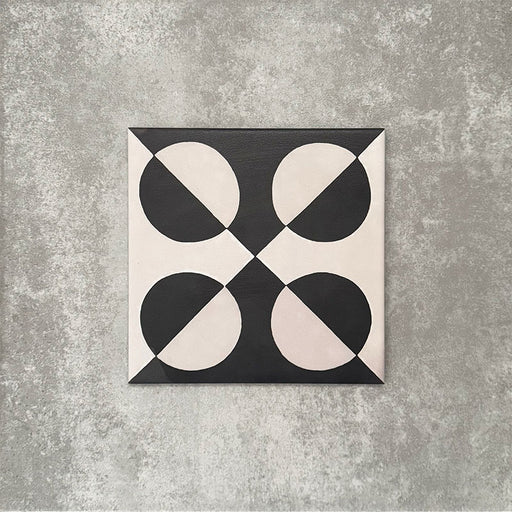 Einzelne  Abstrakte Schwarze Illusion Musterfliese im Format 20 × 20 cm mit einem ausdrucksstarken Design in optischer Illusion, bestehend aus geschwungenen Formen in tiefem Schwarz und sanften Cremetönen. Eine auffällige Musterfliese, ideal für Akzentwände, Bodenflächen oder ausdrucksstarke Küchenrückwände.