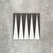 Schwarz-weiße Bodenfliese im Format 20x20 cm mit ausdrucksstarkem, geometrischem Muster im Backgammon-Stil. Markante Dreiecksformen treffen auf einen strukturierten grauen Hintergrund und schaffen eine klare, grafische Wirkung.