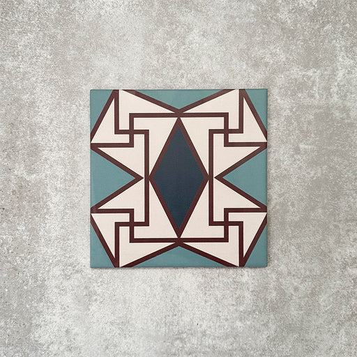 Einzelne Abstrakter Iris Musterfliese im Format 20 × 20 cm mit einem detailreichen geometrischen Design und einem zentralen Rautenmotiv in tiefem Blau, eingefasst von sanften Creme- und Petroltönen sowie feinen roten Akzenten. Eine markante, dekorative Musterfliese, ideal für Akzentwände, Bodenflächen oder ausdrucksstarke Küchenrückwände.