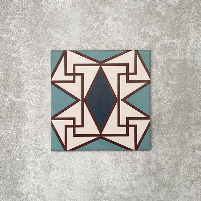 Einzelne Abstrakter Iris Musterfliese im Format 20 × 20 cm mit einem detailreichen geometrischen Design und einem zentralen Rautenmotiv in tiefem Blau, eingefasst von sanften Creme- und Petroltönen sowie feinen roten Akzenten. Eine markante, dekorative Musterfliese, ideal für Akzentwände, Bodenflächen oder ausdrucksstarke Küchenrückwände.