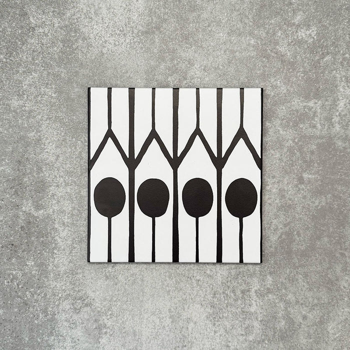 Einzelne Almeira Felis Feinsteinzeugfliese im marokkanischen Stil mit einem geometrischen Punkt- und Linienmuster in Schwarz und Weiß, Format 20 × 20 cm, geeignet für Wand- und Bodenflächen.