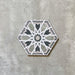 Einzelne Medina Hormuz Salbeigrün / Grau Porzellanfliese im marokkanischen Stil im Hexagonformat (18,7 × 21,6 cm), mit einem ausdrucksstarken, sterninspirierten geometrischen Muster in Salbeigrün-, Grau- und Weißtönen, präsentiert auf neutralem Hintergrund.