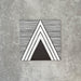 Einzelne Almeira Giza Feinsteinzeugfliese im marokkanischen Stil mit geometrischem Dreiecksmuster in Schwarz und Weiß und feinen linearen Details, Format 20 × 20 cm, geeignet für Wand- und Bodenflächen.