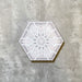 Einzelne Medina Hormuz Schneeweiß Feinsteinzeug-Hexagonfliese im marokkanischen Stil im Format 18,7 × 21,6 cm, mit einem präzisen, sterninspirierten geometrischen Muster in Weiß- und sanften Grautönen, gezeigt vor neutralem Hintergrund.