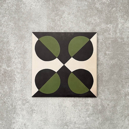 Einzelne Abstrakter Illusion Verde Noir Musterfliese im Format 20 × 20 cm mit einem eindrucksvollen Design in optischer Illusion, bestehend aus geschwungenen Formen in tiefem Schwarz und sattem Grün auf einem sanften, neutralen Hintergrund. Eine auffällige Musterfliese, ideal für Akzentwände, Bodenflächen oder ausdrucksstarke Küchenrückwände.