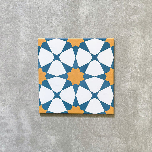 Einzelne Agadir Blau & Gelb Fliese im marokkanischen Stil im Format 20 × 20 cm aus Feinsteinzeug mit geometrischem Sternmuster in Blau, Weiß und warmem Gelb, dargestellt auf neutralem Hintergrund.