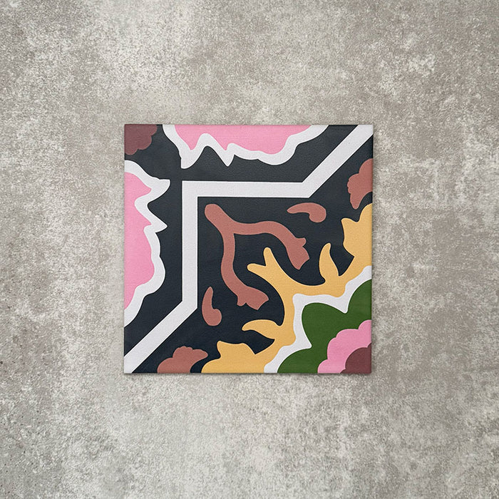 Einzelne Kuba Havana Feinsteinzeugfliese im marokkanischen Stil im quadratischen Format 20 × 20 cm, mit einem kräftigen geometrischen Eckmotiv in Navy-, Rosa-, Grün- und Senftönen, gezeigt vor neutralem Hintergrund, um das detailreiche Design und die matte Oberfläche hervorzuheben.