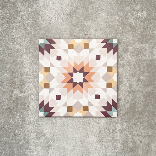 Einzelne Kuba Manzanillo Feinsteinzeugfliese im marokkanischen Stil im Format 20 × 20 cm mit geometrischem Sternmotiv in sanften Creme-, Senf-, Petrol- und Burgundertönen. Auf neutralem Hintergrund dargestellt, um die klaren Details und den dekorativen Zementfliesen-Effekt zu betonen.