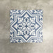 Vier Berlin Trondite Feinsteinzeugfliesen im Format 20 × 20 cm im viktorianisch-marokkanisch inspirierten Stil, gemeinsam arrangiert zur Darstellung des wiederkehrenden geometrischen Musters in Blau und Weiß, inspiriert von traditionellen dekorativen Bodenfliesen.