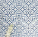 Draufsicht auf Berlin Trondite Feinsteinzeugfliesen im Format 20 × 20 cm im viktorianisch-marokkanisch inspirierten Stil, verlegt in einem sich wiederholenden Muster in Blau und Weiß. Ergänzt mit dekorativem Blattwerk, um das detailreiche, traditionell inspirierte Design hervorzuheben.