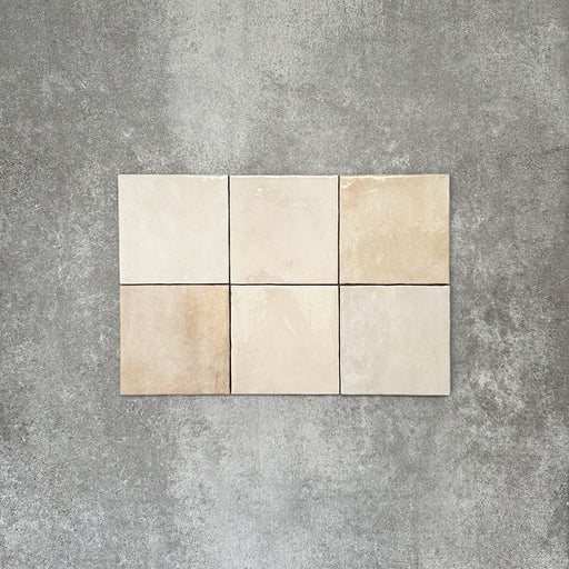 Zellige Beige Quadratfliesen, im schlichten Raster verlegt, mit glänzend weißem Finish, dezenter tonaler Variation und sanft unregelmäßigen Kanten.