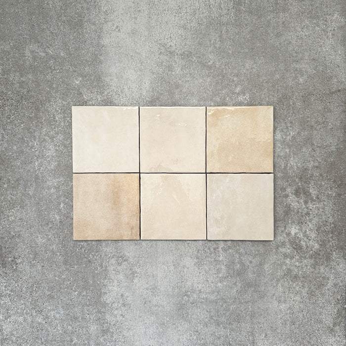 Zellige Beige Quadratfliesen, im schlichten Raster verlegt, mit glänzend weißem Finish, dezenter tonaler Variation und sanft unregelmäßigen Kanten.