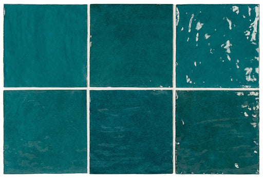 Nahaufnahme von Zellige Pfauengrün Quadrat Wandfliesen im marokkanischen Stil im Format 13,2 × 13,2 cm, mit glänzender Glasur in intensivem Pfauengrün. Die natürliche Farbvariation und feine Oberflächenstruktur unterstreichen die handwerkliche Optik.