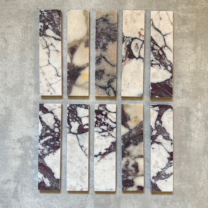 Fayrouz Viola 5 × 20 cm Naturmarmorfliesen mit geschliffener Oberfläche, mit weißer Basis und markanter bordeauxroter sowie warmtoniger Maserung, im sauberen Raster verlegt, um natürliche Variation und die charakteristische Steinstruktur hervorzuheben.