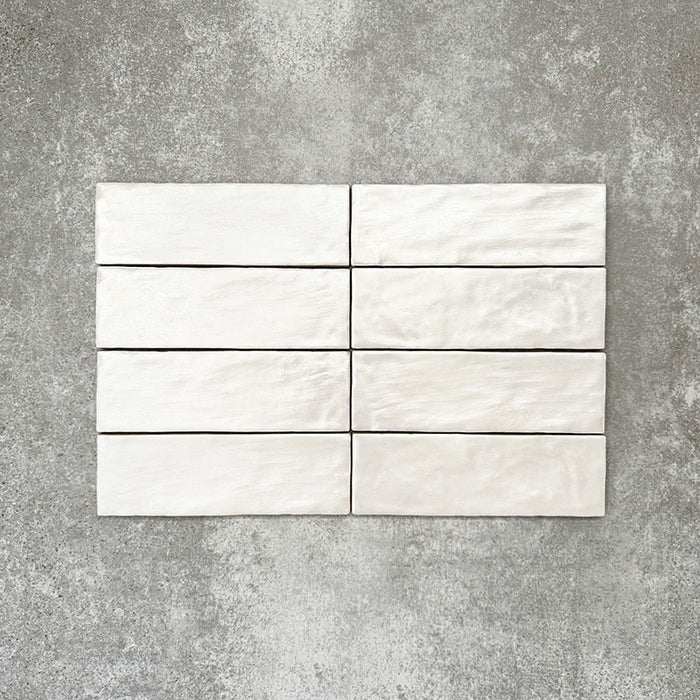 Vertikale Ziegelverlegung mit Zellige Auster Brick Keramikfliesen im marokkanischen Stil im Format 6,5 × 20 cm, die die handwerkliche Textur, die sanft gewellte Oberfläche und die dezente Farbvariation der glänzenden Auster-Glasur hervorhebt – für ein klares und zugleich charakterstarkes Finish.