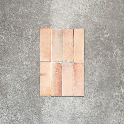 Detailaufnahme der Saigon Rosa Brick Wandfliesen im marokkanischen Stil. Glänzende Keramikfliesen im Format 5,1 × 16,1 cm mit sanfter Blush- und Rosé-Farbvariation, vertikal verlegt.