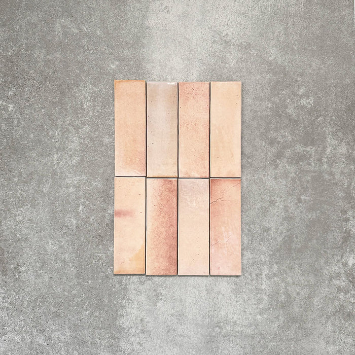 Detailaufnahme der Saigon Rosa Brick Wandfliesen im marokkanischen Stil. Glänzende Keramikfliesen im Format 5,1 × 16,1 cm mit sanfter Blush- und Rosé-Farbvariation, vertikal verlegt.