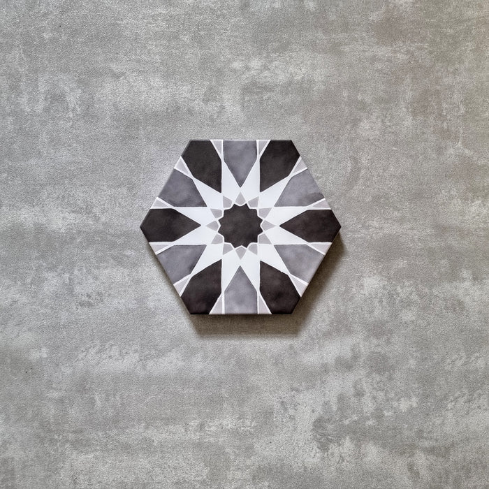 Habibi Schwarz kuusnurk 18.7cm x 21.6cm