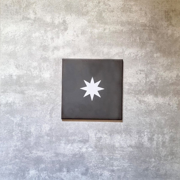 VISAS PLYTELIŲ PAVYZDYS Supernova Dekoras Juoda 20cm x 20cm