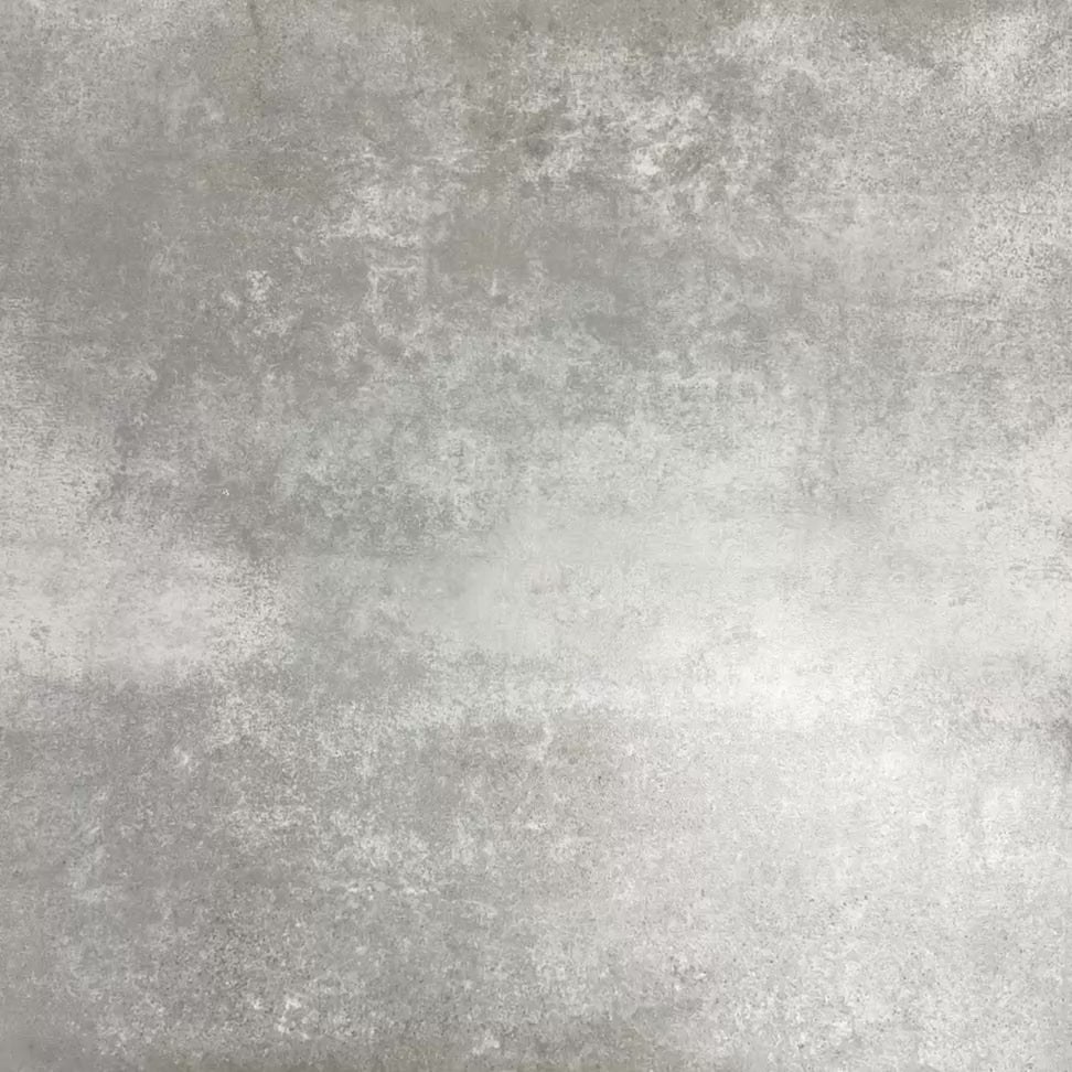 Video mit Berlin Stadt Feinsteinzeugfliesen im Format 20 × 20 cm im viktorianisch-marokkanisch inspirierten Stil, gemeinsam arrangiert zur Darstellung des wiederkehrenden geometrischen Musters in Blau-, Grün-, Grau- und Weißtönen, inspiriert von traditionellen dekorativen Bodenfliesen im viktorianischen Stil.