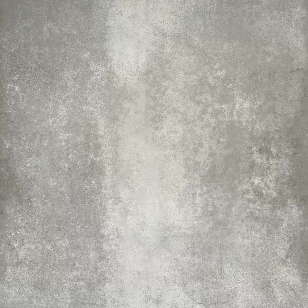 Video mit Zellige Königliches Grün Ziegel Keramikfliesen im marokkanischen Stil im Format 6,5 × 20 cm, im Fischgrätmuster auf strukturiertem grauem Hintergrund arrangiert. Die glänzende Glasur, natürliche Farbvariation und die handgefertigte Zellige-Optik werden dabei besonders hervorgehoben.