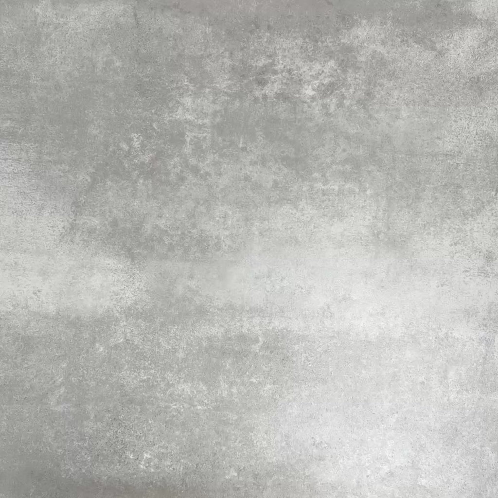 Video mit vier Fayrouz Black Naturmarmorfliesen im Format 15,2 × 15,2 cm mit getrommelter Oberfläche, zusammen arrangiert. Sichtbar werden tiefe Anthrazittöne, natürliche Maserungen und feine Oberflächenvariationen vor einem neutralen, strukturierten Hintergrund.
