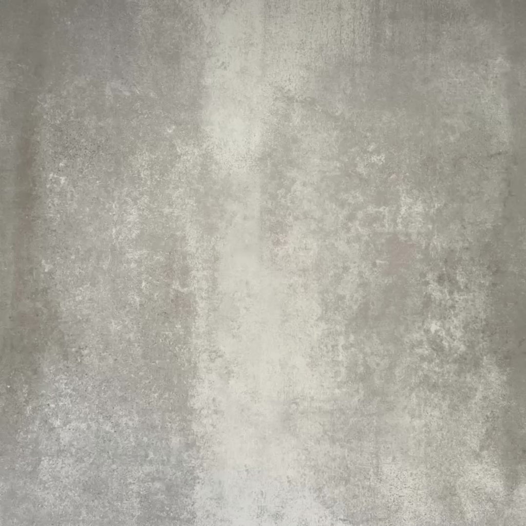 Video mit Abstrakter Serit Musterfliese im Format 20 × 20 cm, in einem wiederholten Raster verlegt, um das ausdrucksstarke geometrische Design zu präsentieren. Sanft rosafarbene Halbkreise treffen auf tiefgrüne horizontale Streifen auf klarem weißem Hintergrund und schaffen ein verspieltes, zugleich zeitgemäßes Muster – ideal für Akzentwände, Bodenflächen oder ausdrucksstarke Küchenrückwände.