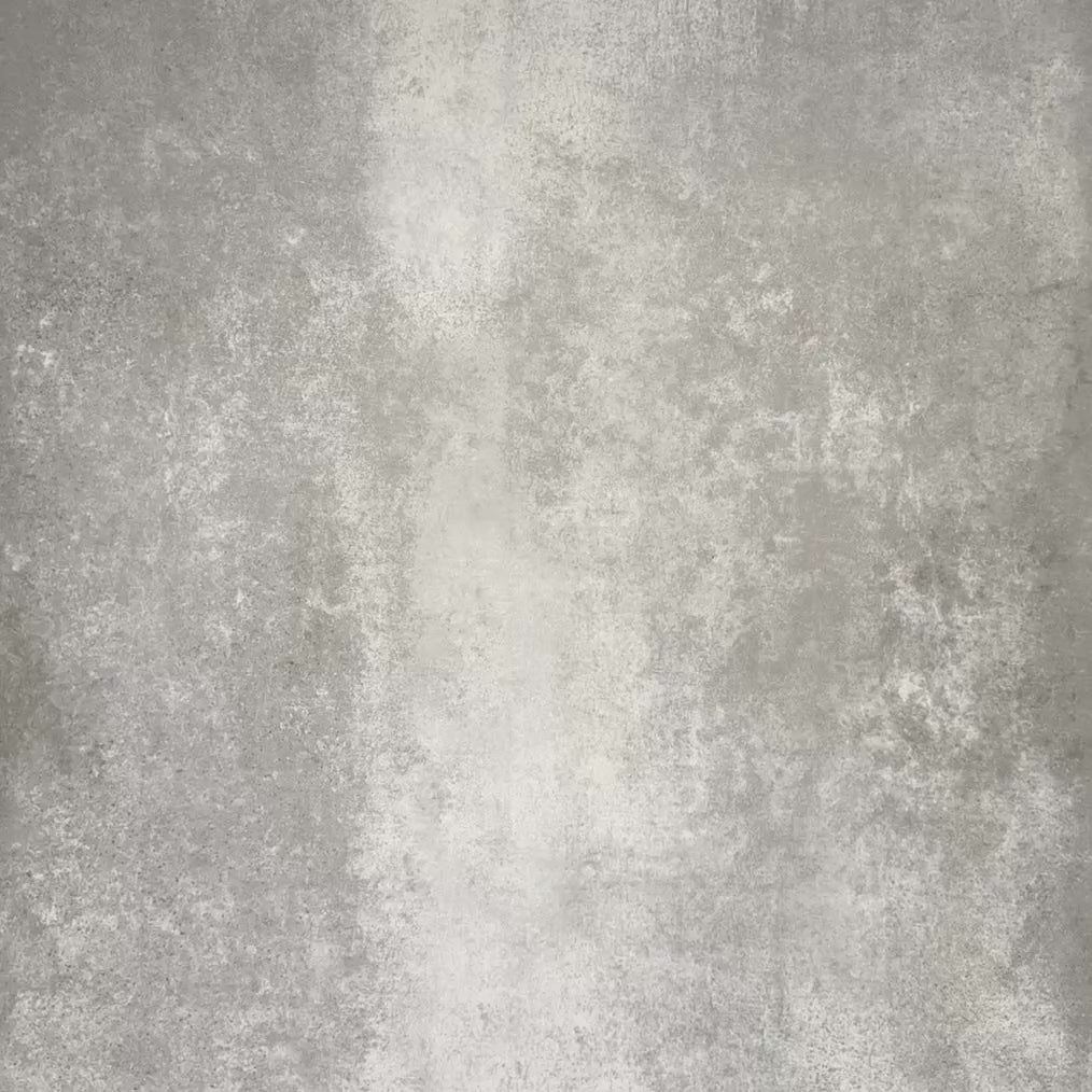 Video mit Zellige Auster Quadrat Keramikfliesen im marokkanischen Stil im Format 10 × 10 cm, das die sanft unregelmäßigen Kanten, feinen Oberflächenwellen und die dezente Farbvariation zeigt und den handgefertigten Charakter der glänzenden Auster-Glasur hervorhebt.