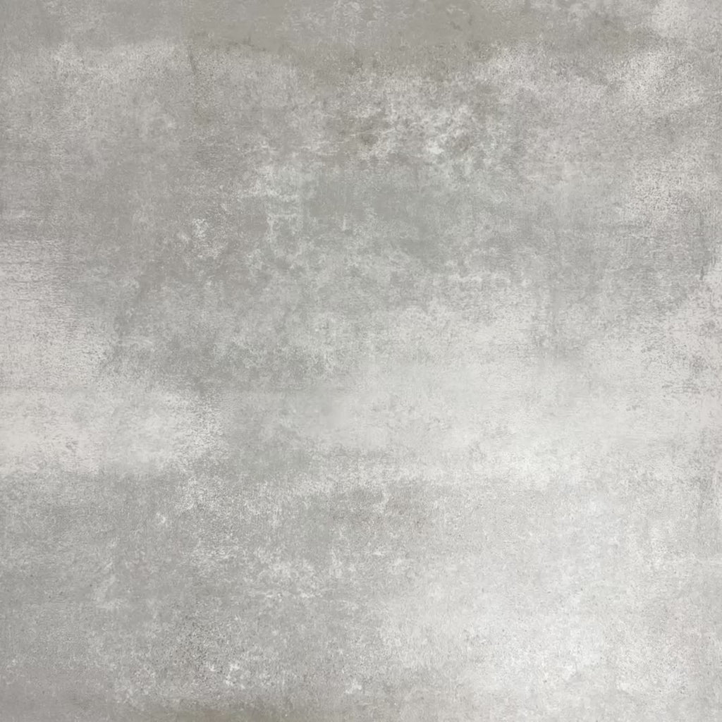 Video mit vier Fayrouz Rosso 15,2 × 15,2 cm Naturmarmorfliesen mit getrommelter Oberfläche, nebeneinander angeordnet, das warme Rottöne, markante Maserung und natürliche Variation vor einem neutralen, strukturierten Hintergrund zeigt.