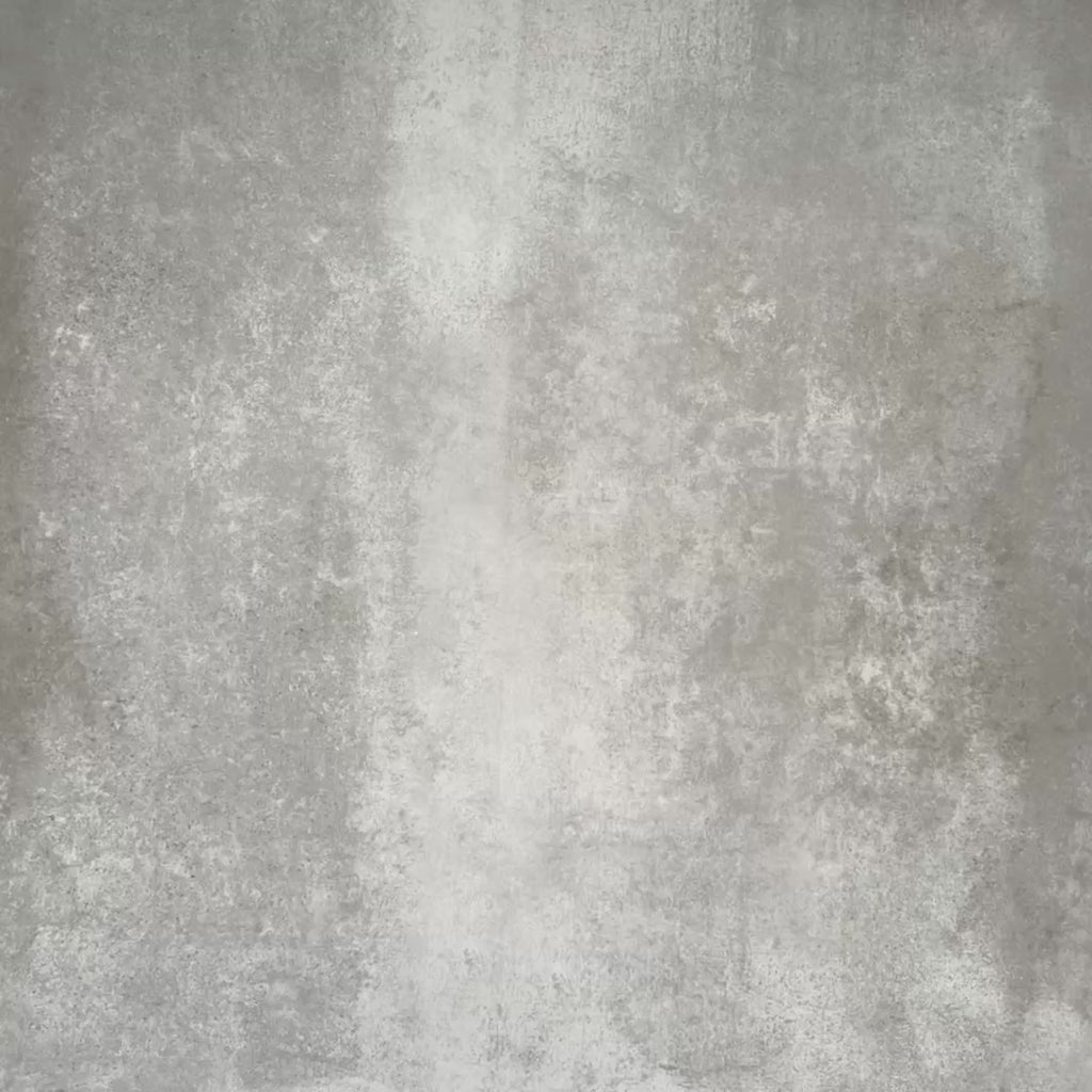 Video mit Abstrakter Illusion Verde Noir Musterfliese im Format 20 × 20 cm, in einem wiederholten Raster gezeigt, um das markante Design mit optischer Illusion hervorzuheben. Tiefschwarze und sattgrüne, geschwungene Formen kontrastieren mit einem sanften, neutralen Hintergrund und erzeugen ein ausdrucksstarkes Muster mit starker visueller Wirkung – ideal für Akzentwände, Bodenflächen oder dekorative Küchenrückwände.