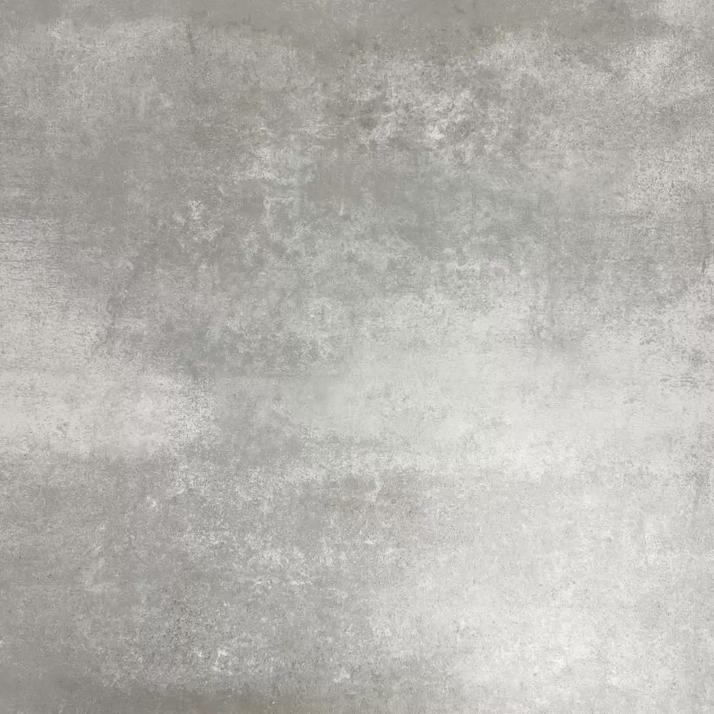 Video mit vier Fayrouz White 15,2 × 15,2 cm Naturmarmorfliesen mit getrommelter Oberfläche, nebeneinander angeordnet, das sanfte Weißtöne, dezente Maserung und natürliche Variation vor einem neutralen, strukturierten Hintergrund zeigt.