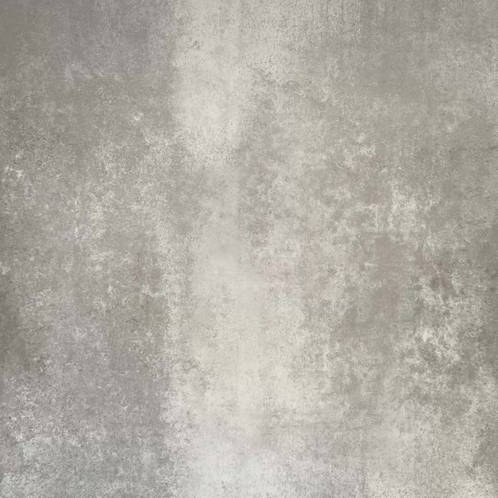 Video mit Berber Mequinez Grün Feinsteinzeugfliesen im marokkanischen Stil im Format 15 × 15 cm, das das sanfte geometrische Muster in Grün und Creme sowie die Oberflächendetails der Fliese zeigt.